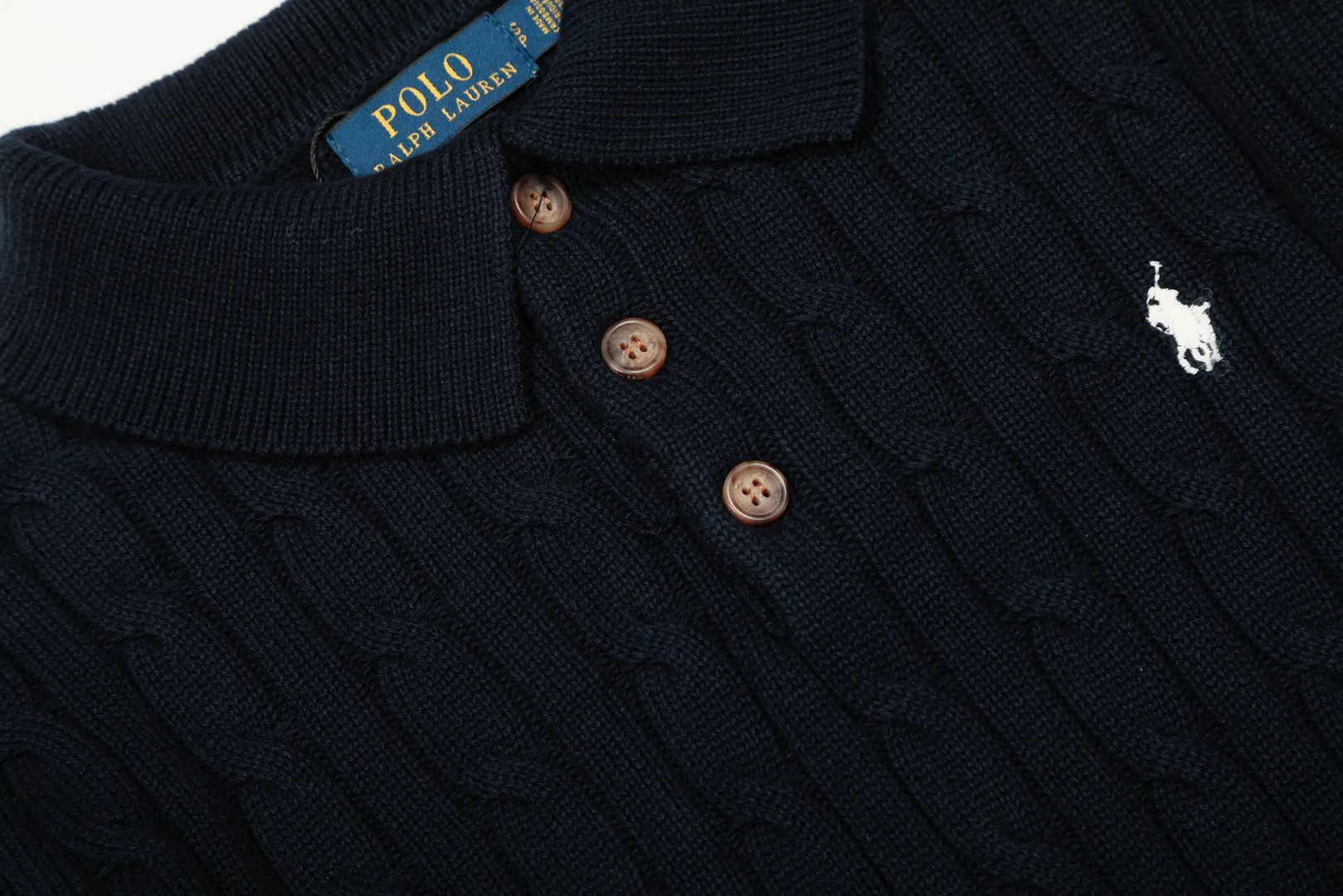 P250 Top quality" Style number: DS862# (not off the shelves all year round) [Ralph Lauren autumn and winter solid color pony embroidery logo knitted POLO lapel sweater] ✅Ralph Lauren Ralph Lauren classic basic lapel POLO same style knitted autumn and winter sweater for men and women ✅Main supplier platform live broadcast Wholesale entity Replenish when out of stock Not off the shelf ✅ZP quality 1:1 version Scan the code to enter the GF website Counter quality ✅Details and quality The only one in Guangzhou Imported high-quality cotton yarn, focusing on high-end, cost-effective, good quality needless to say ✅The version is restored to the original order, the maximum size can be worn up to 190 pounds, loose, comfortable and stress-free ✅The upper body is simple and easy to match, a must-have for men ootd, good-looking clothes are never picky, a must-have recommendation for couples' wardrobes Size: S-XL Color: Black White Gray Khaki Navy Blue White Label Navy Blue Red Label